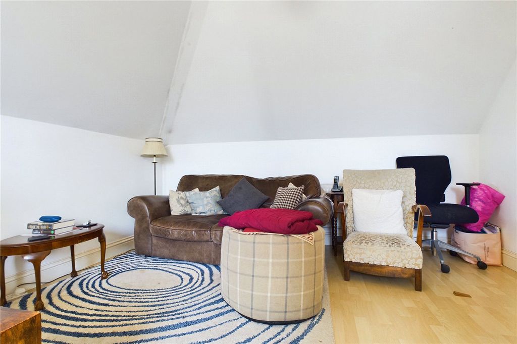 Property photo 3 of 8 Lounge