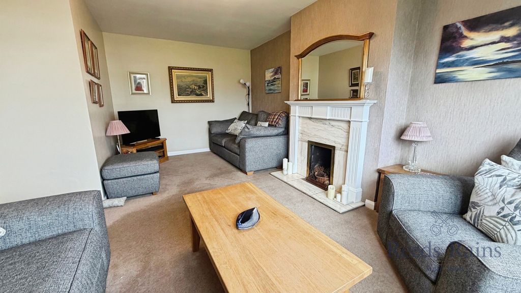 Property photo 3 of 20 Lounge