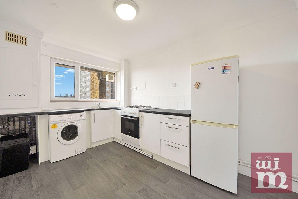 Property photo 3 of 9 Kitchen