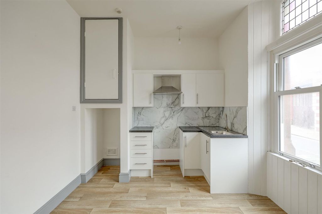 Property photo 3 of 9 Flat 1