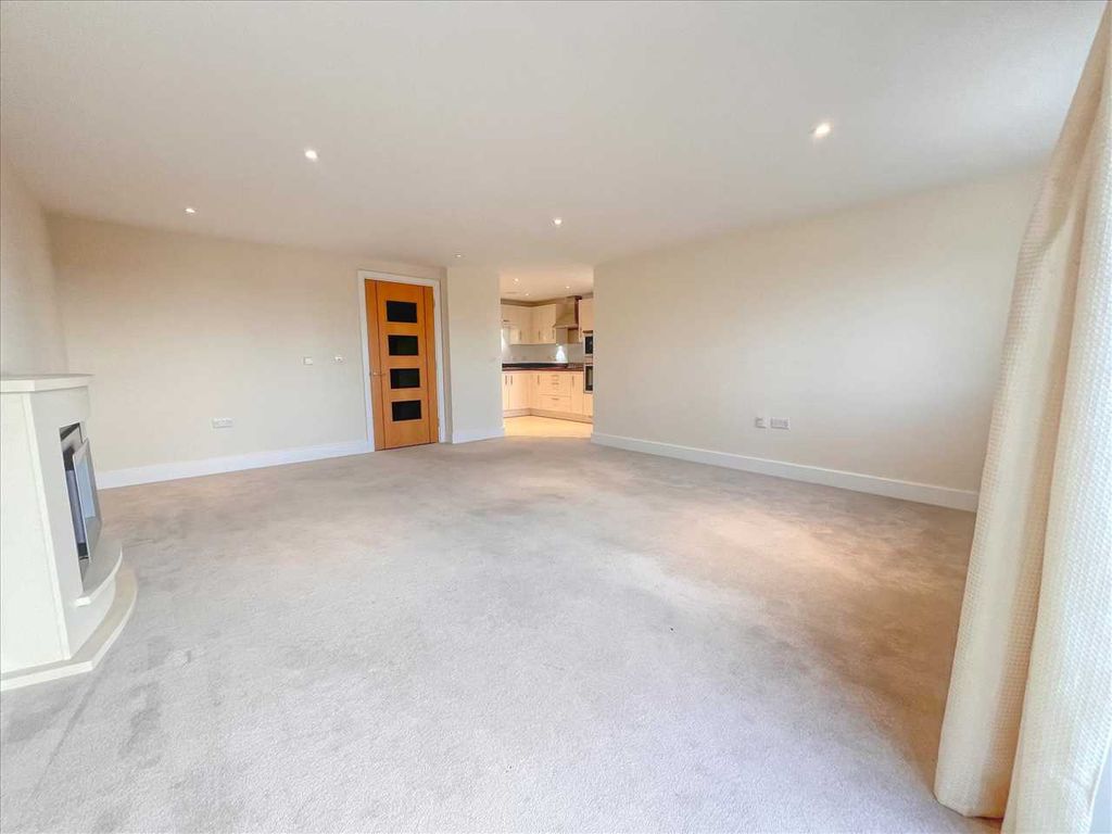 Additional image 6 of 2 bed flat for saleVictoria Gardens, Hadleigh Road, Frinton On Sea CO13
