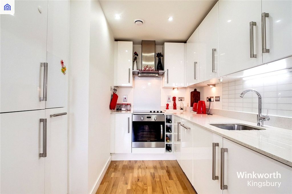 Property photo 3 of 12 Fitted Kitchen