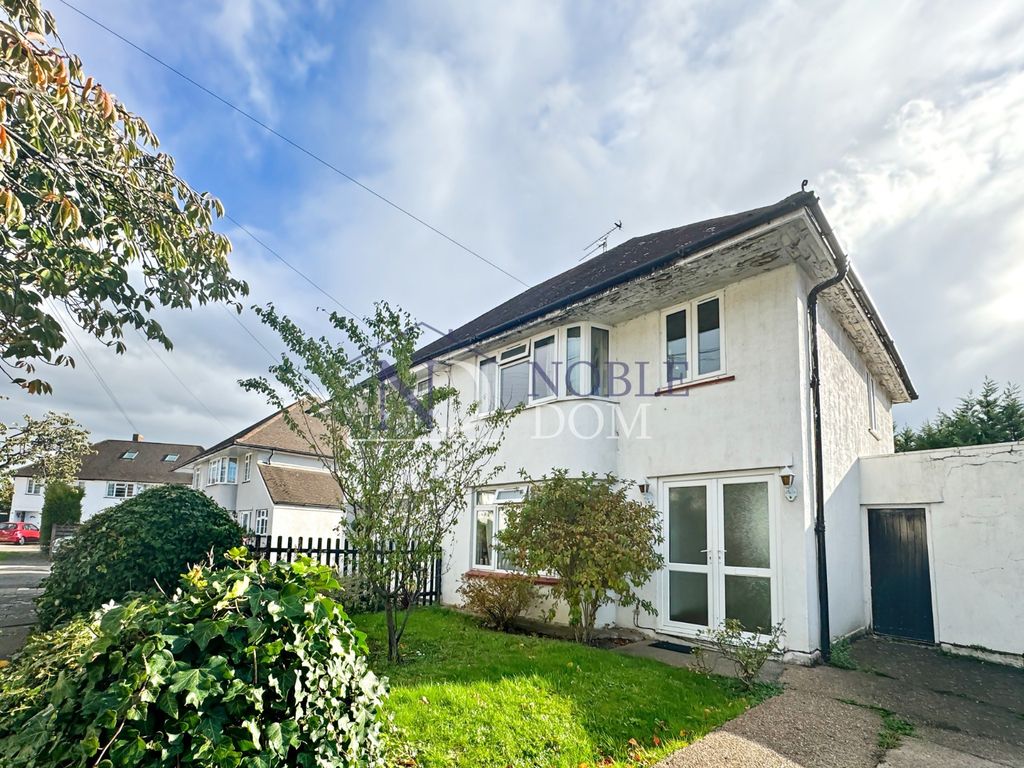 Property photo 1 of 10 Three Bedroom Semi-Detached House In Sunbury