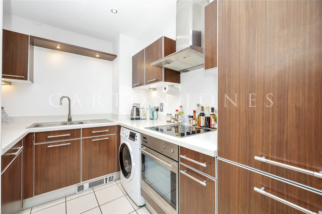 Property photo 3 of 19 Kitchen