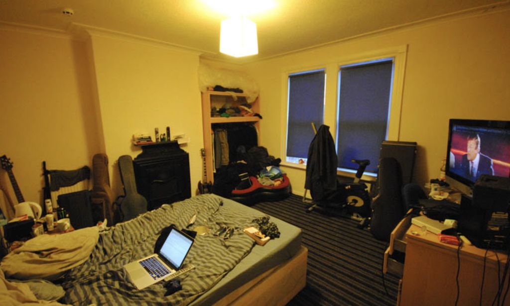 Property photo 3 of 14 A Spacious And Well-Lit Living Room Featuring A La...