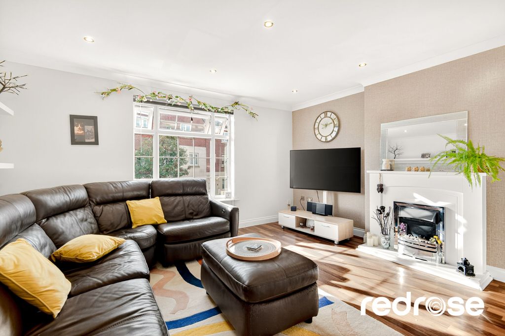 Property photo 2 of 16 Web_39 Main St-24