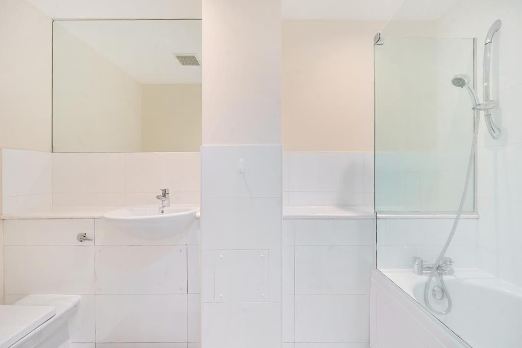 Property photo 2 of 20 Bathroom