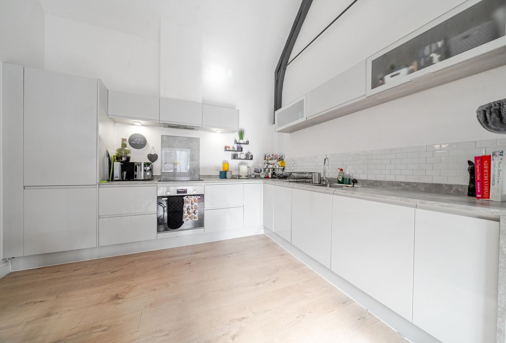 Property photo 2 of 10 1357501-11-68d268...