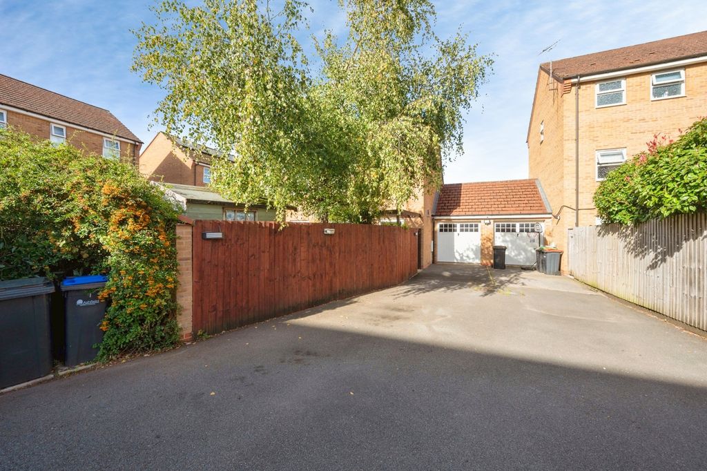 Property photo 2 of 22 Drive And Garage