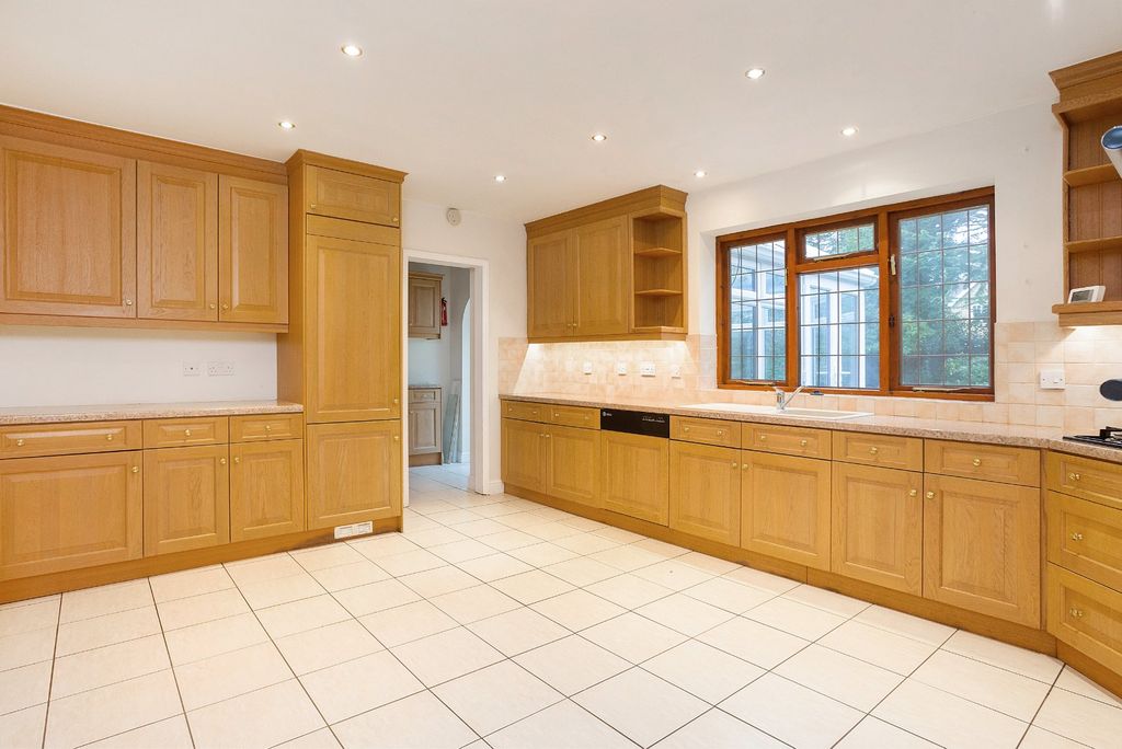 Property photo 3 of 16 Kitchen