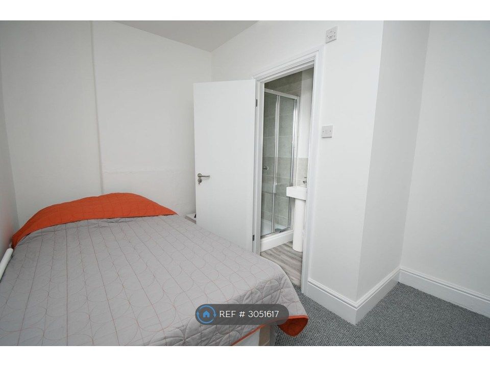Property photo 1 of 7 Ensuite Gf