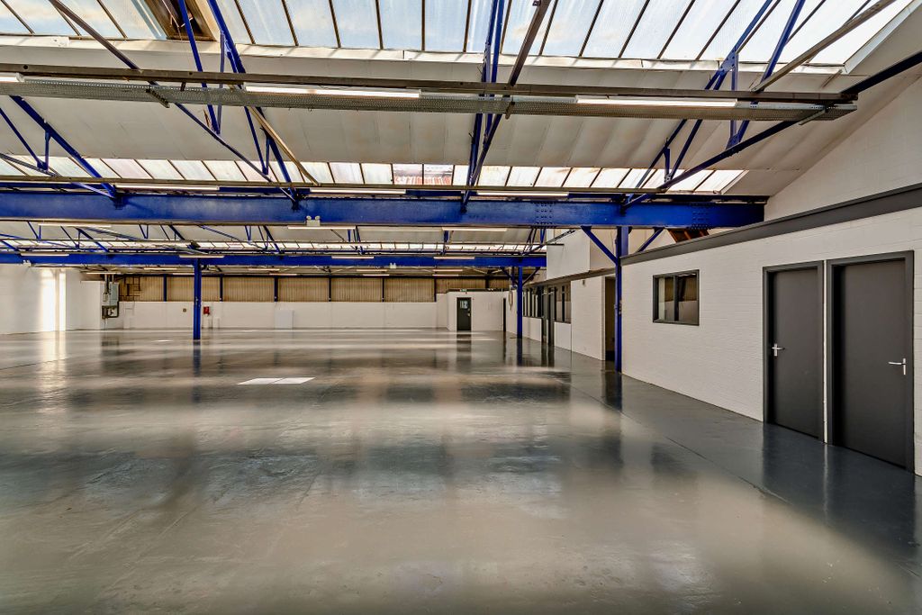 Property photo 3 of 9 8699279-Interior11-800
