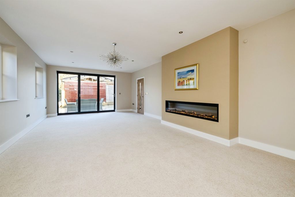 Property photo 2 of 28