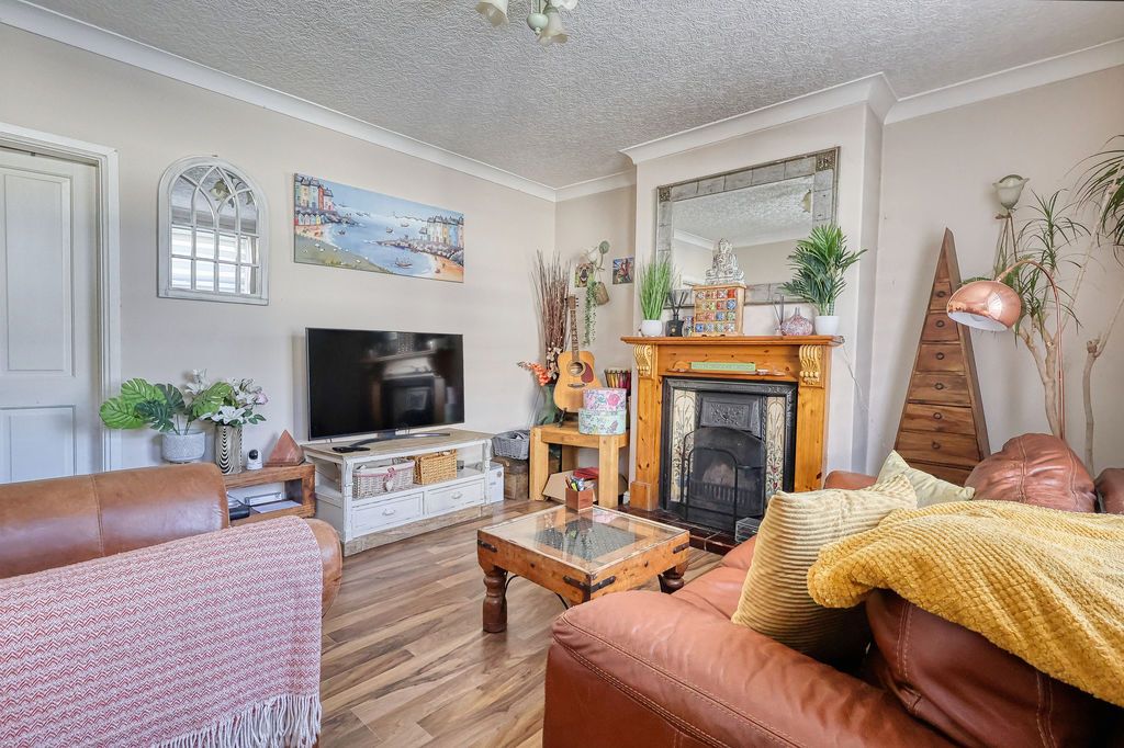 Property photo 2 of 13 Lounge