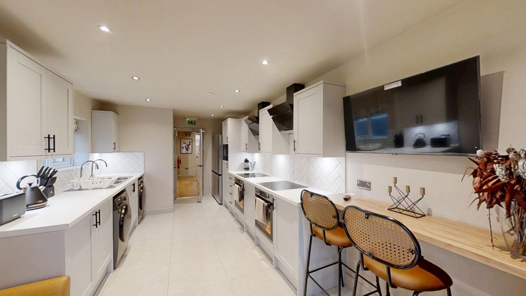 Property photo 3 of 17 Photo