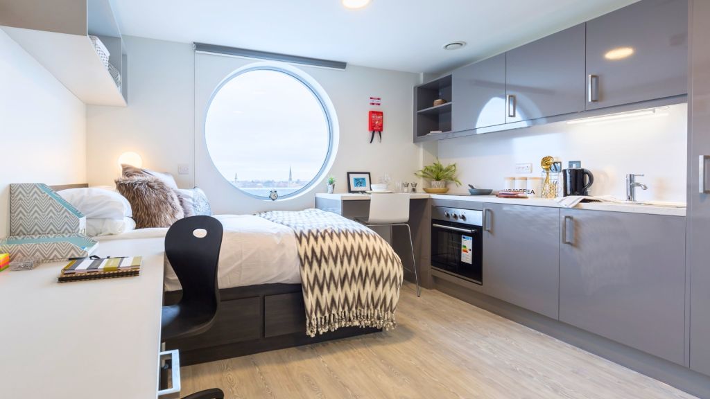 Property photo 2 of 9 Bedroom