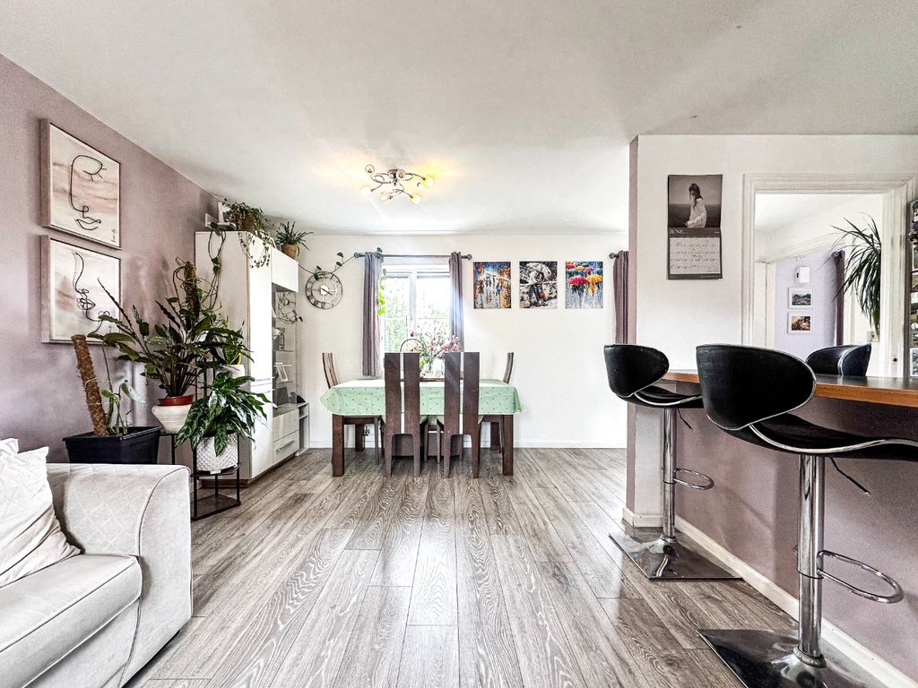 Property photo 2 of 8 5247852