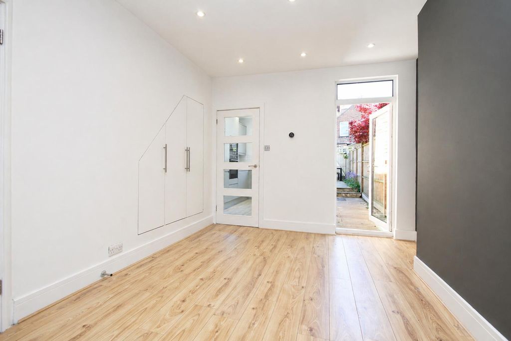 Property photo 3 of 12 Din.Jpg