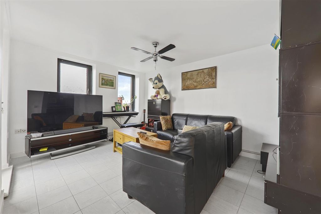 Property photo 3 of 15 09-Ac10Jhmim - 19 Gale House - 27 (1).Jpg