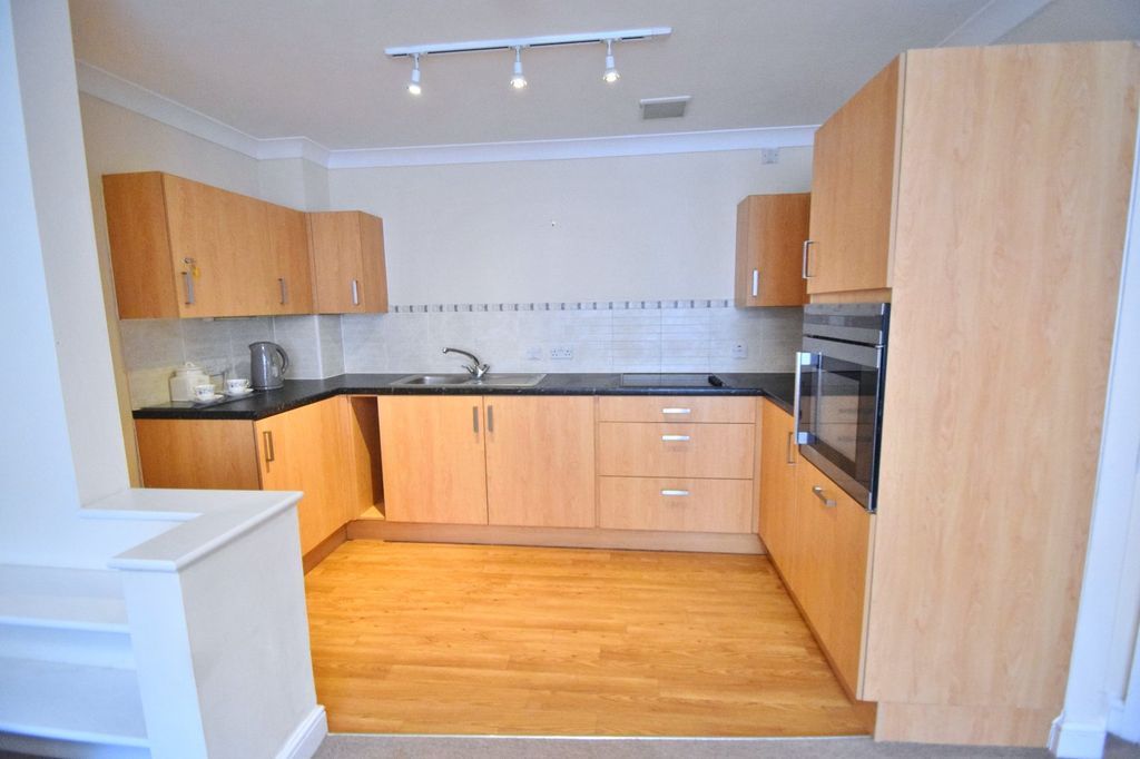 Property photo 3 of 10 Kitchen