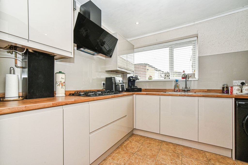 Property photo 3 of 20 Kitchen