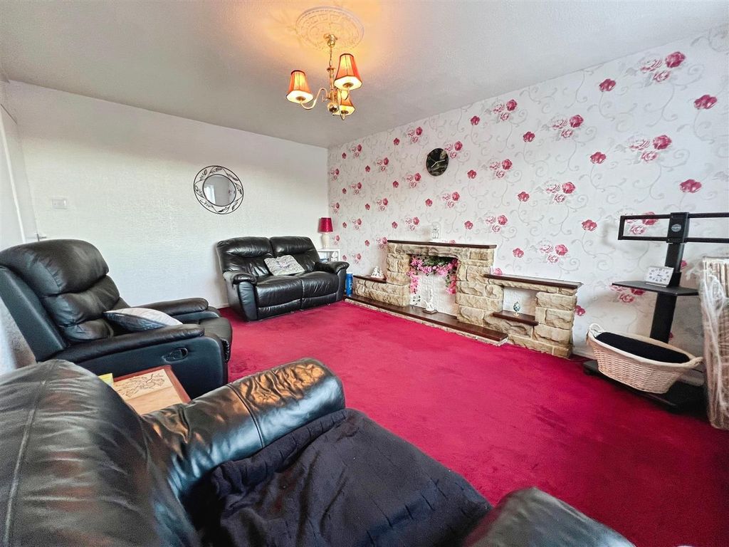 Property photo 3 of 19 Lounge