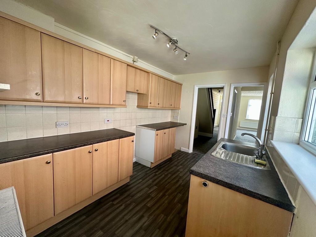 Property photo 3 of 10 Kitchen 2