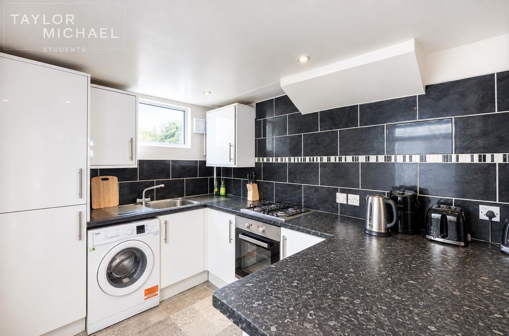 Property photo 1 of 10 Kitchen