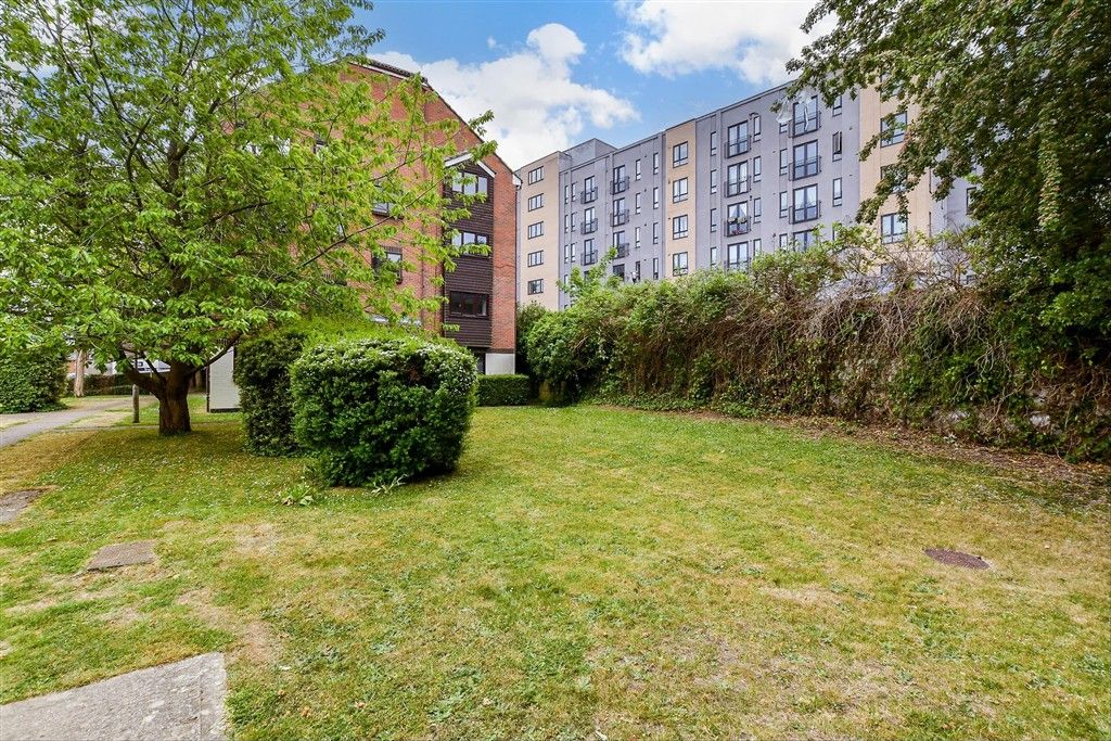 Property photo 1 of 10 Communal Gardens