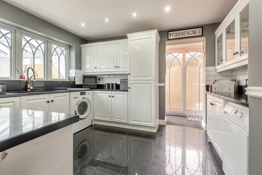 Property photo 2 of 20 8668652-Interior02.Jpg