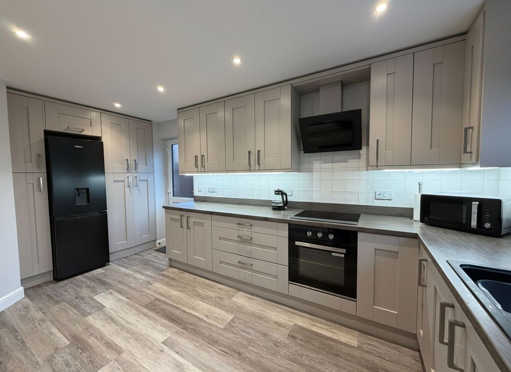 Property photo 2 of 27 Kitchen