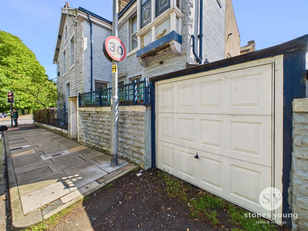 Property photo 2 of 27