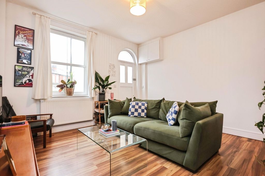 Property photo 2 of 17 Lounge