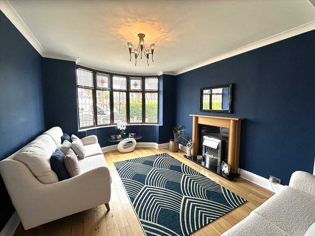 Property photo 3 of 22 Entrance Hall: