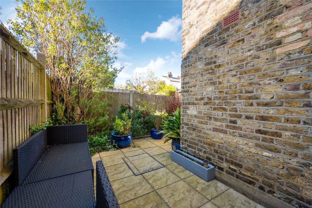 Property photo 3 of 12 Garden