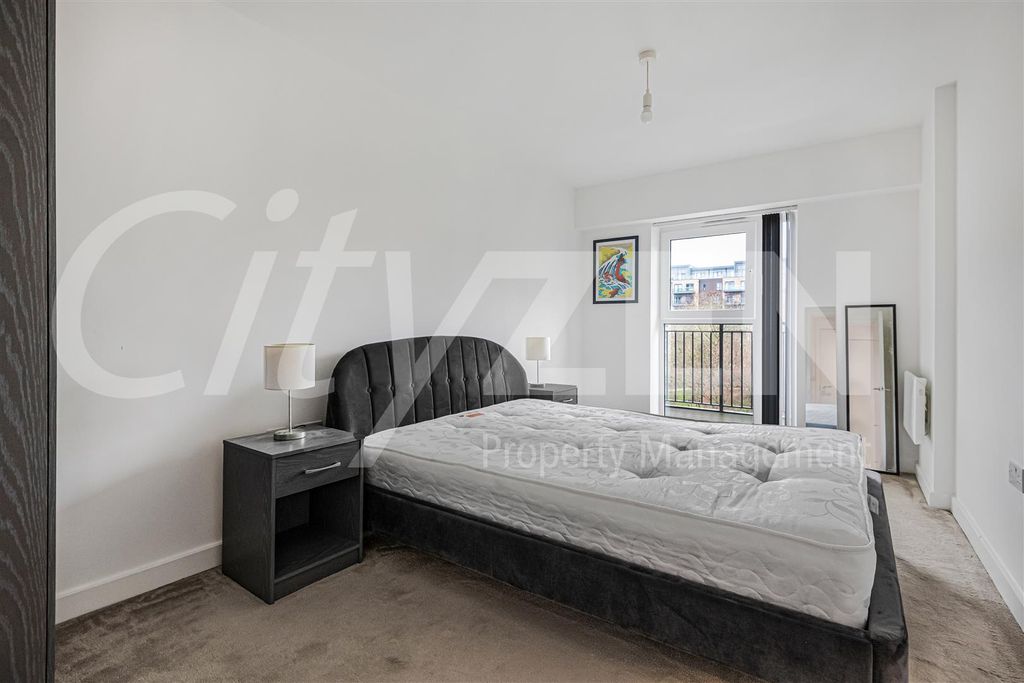 Property photo 2 of 25 Bedroom