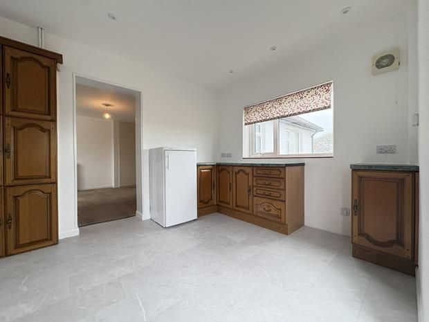 Property photo 3 of 18 Kitchen (1)