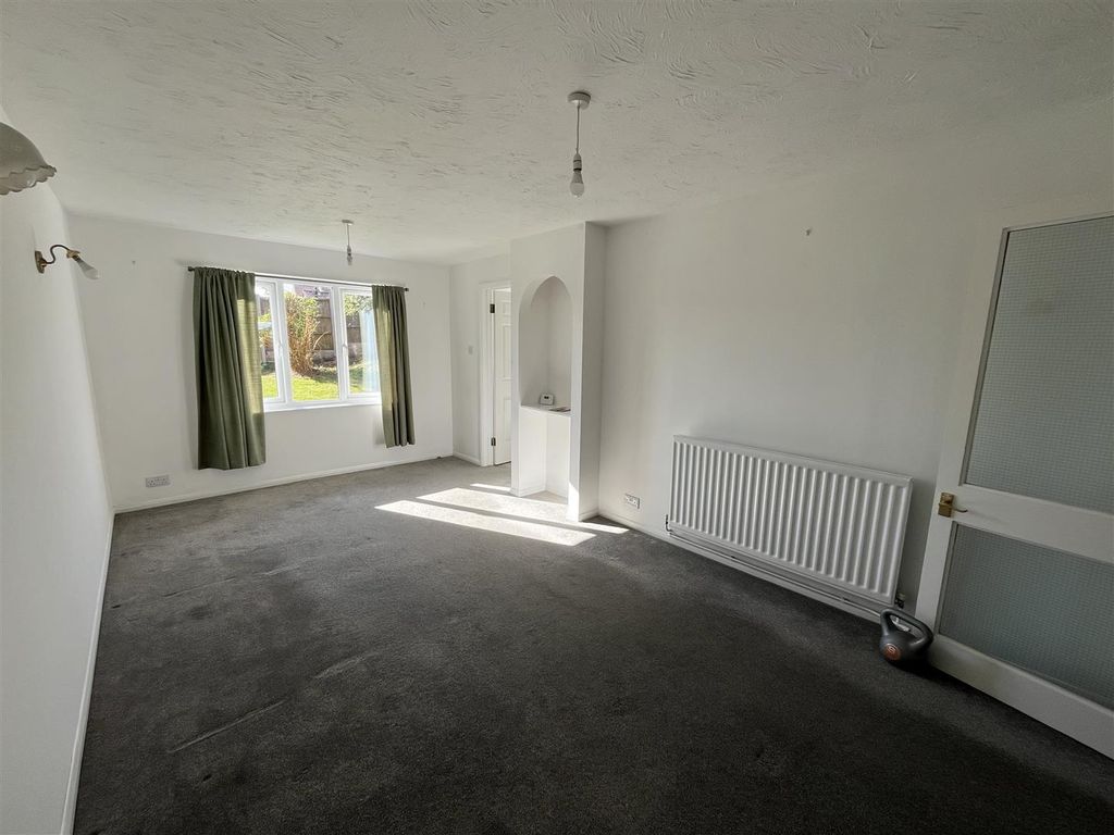 Property photo 2 of 7 Living Room
