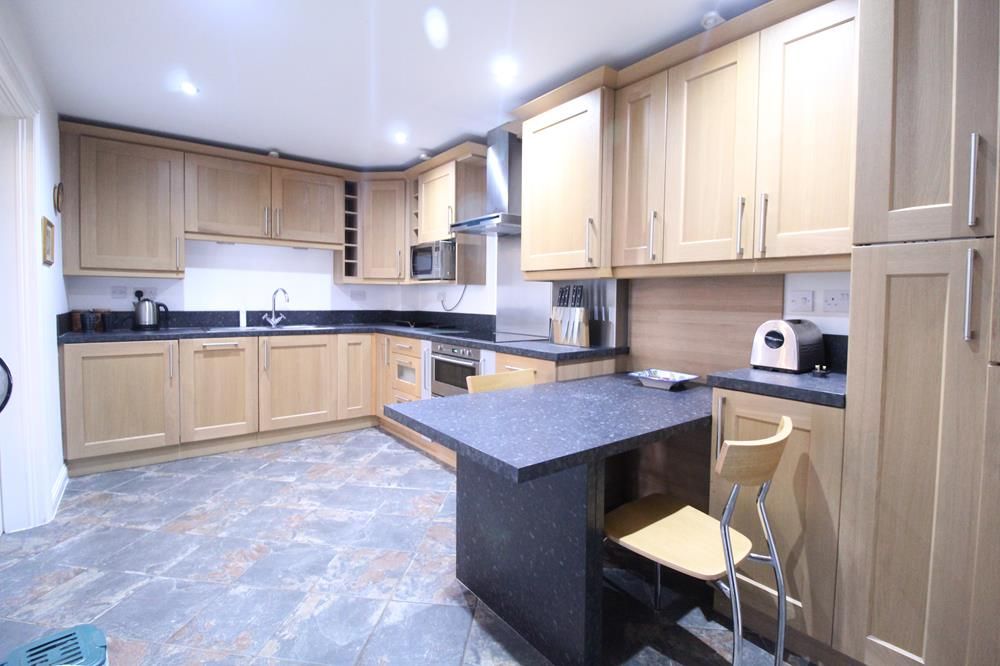 Property photo 2 of 11 Kitchen