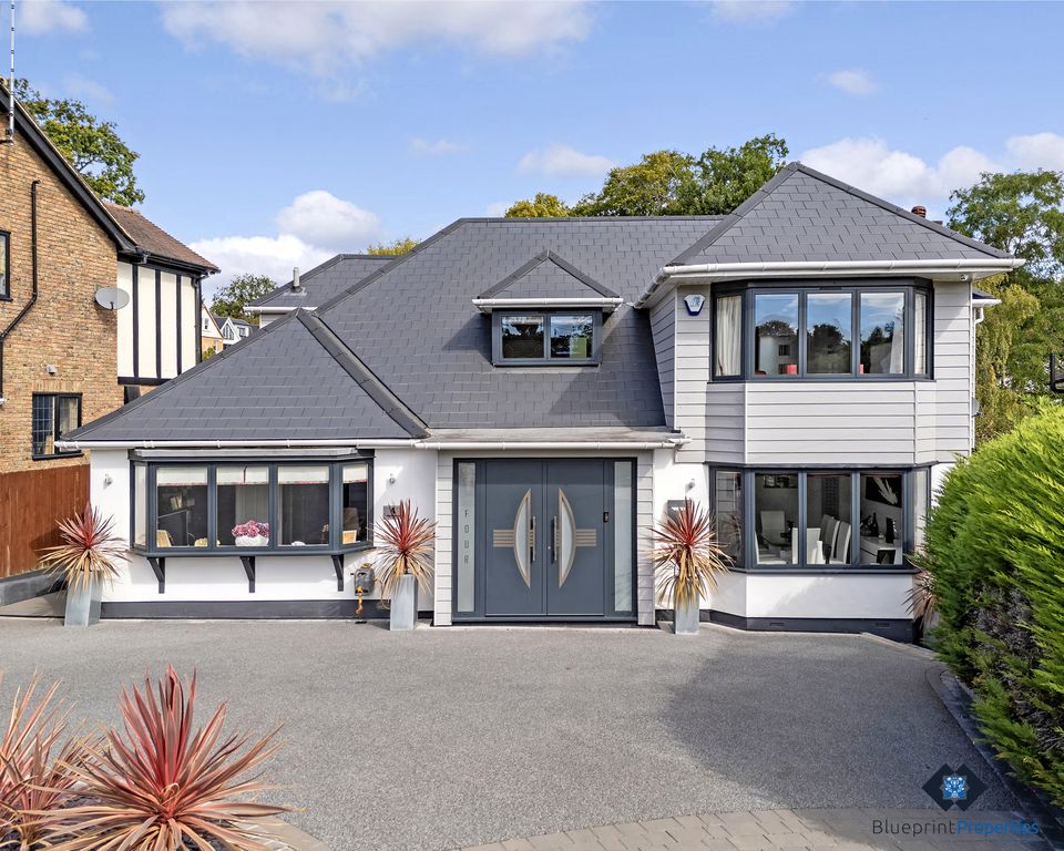 Property photo 1 of 34 4 Bed Detached House For Sale