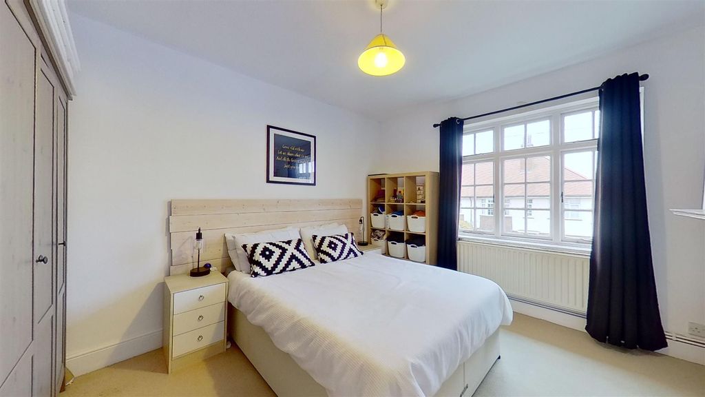 Property photo 2 of 11 Godley-Road-Earlsfield-Sw18-11152021_183413.Jpg