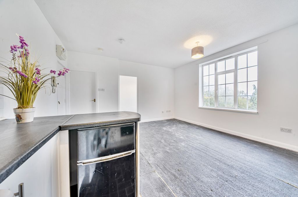 Property photo 3 of 11 1365350-8-68E7E7d...