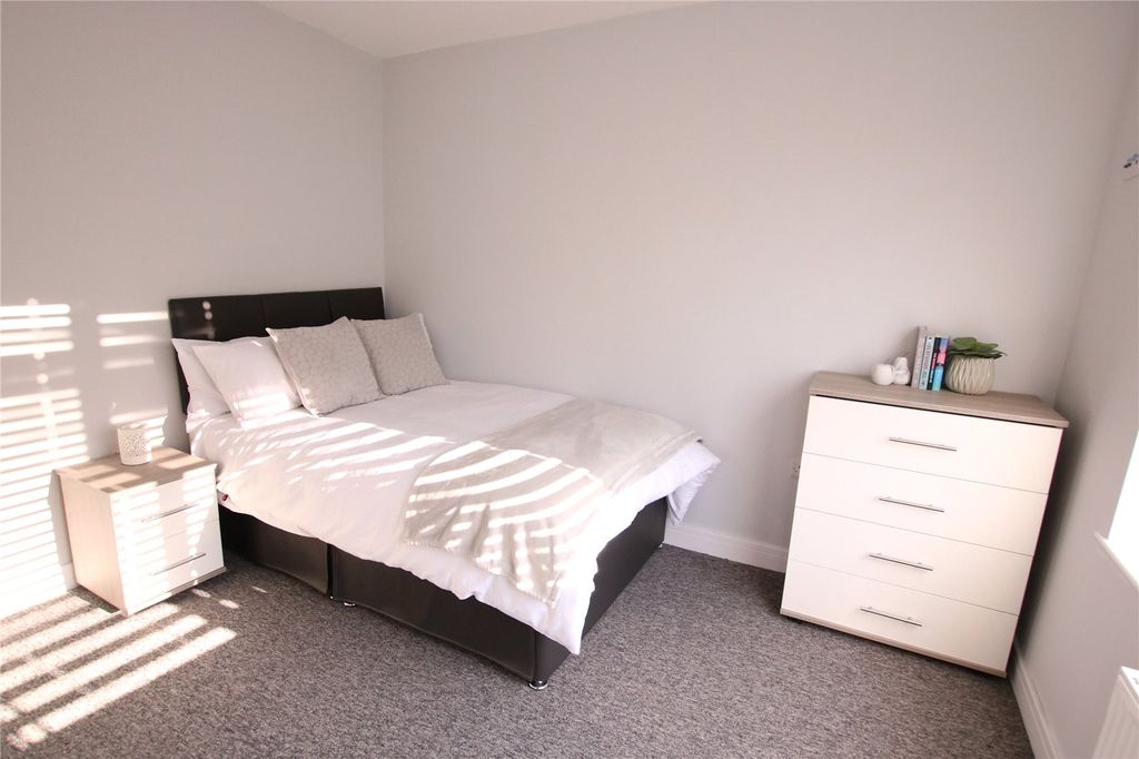 Property photo 1 of 6 Bedroom