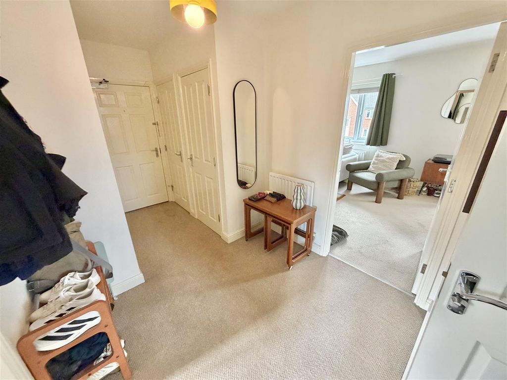 Property photo 3 of 19 Hall 2