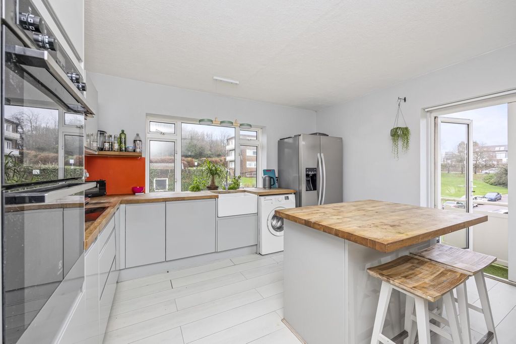 Property photo 3 of 11 Kitchen