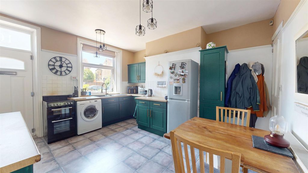 Property photo 3 of 10 Dining Kitchen