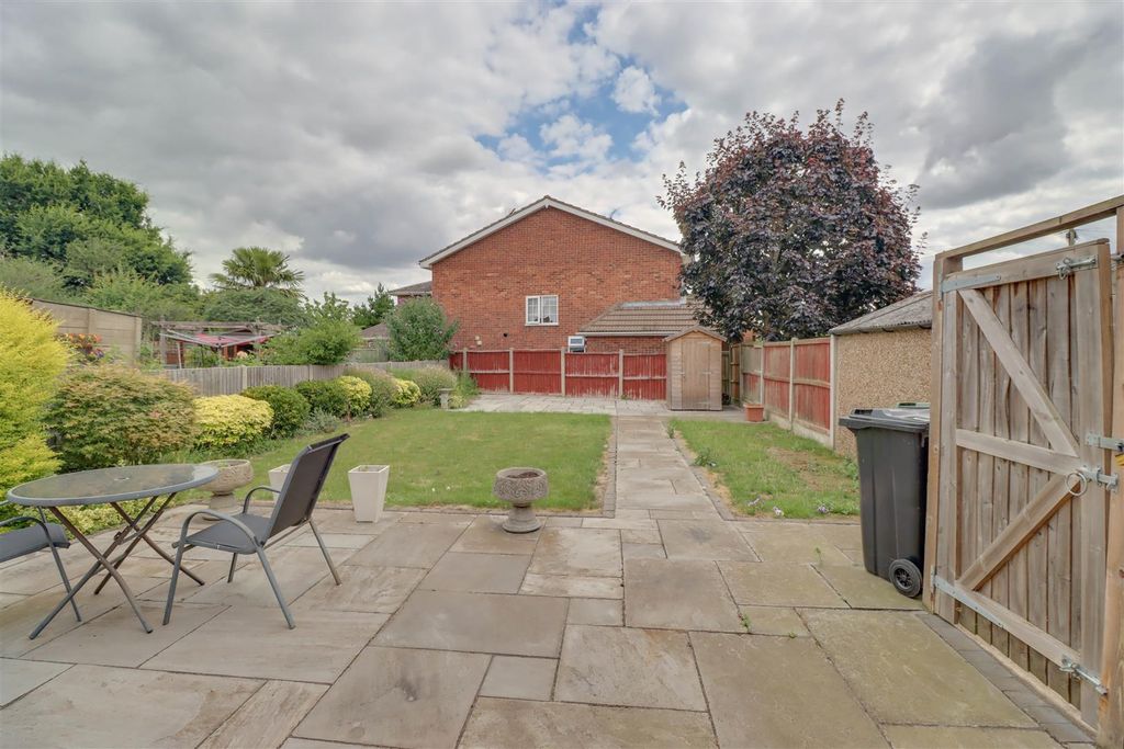 Property photo 2 of 13 79 Friern Gardens-11.Jpg