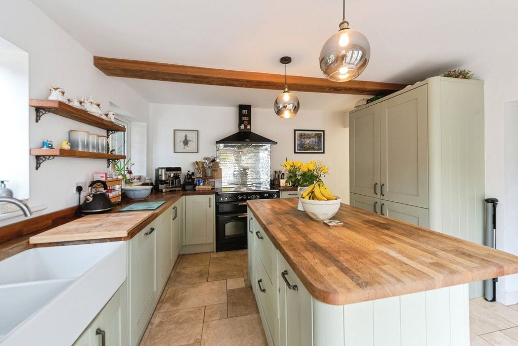 Property photo 2 of 17 Photo