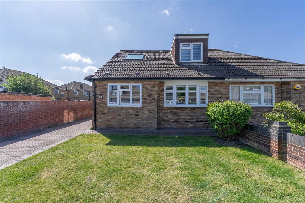 Property photo 2 of 26 132 Bedfont Close Tw14-2.Jpg