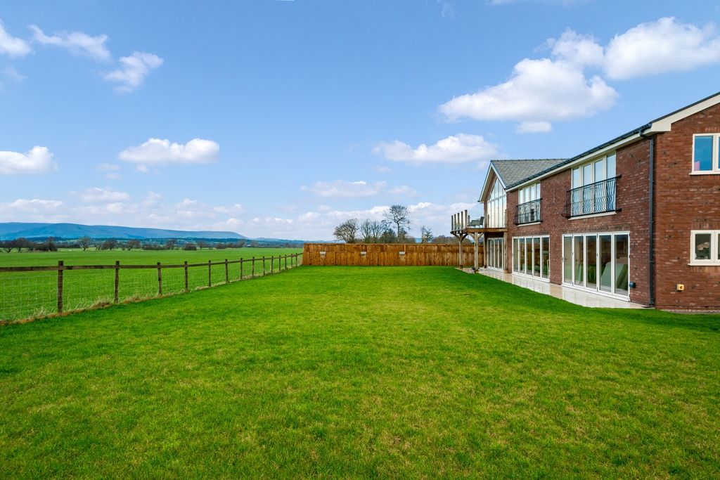 Property photo 1 of 63 Dsc_5913